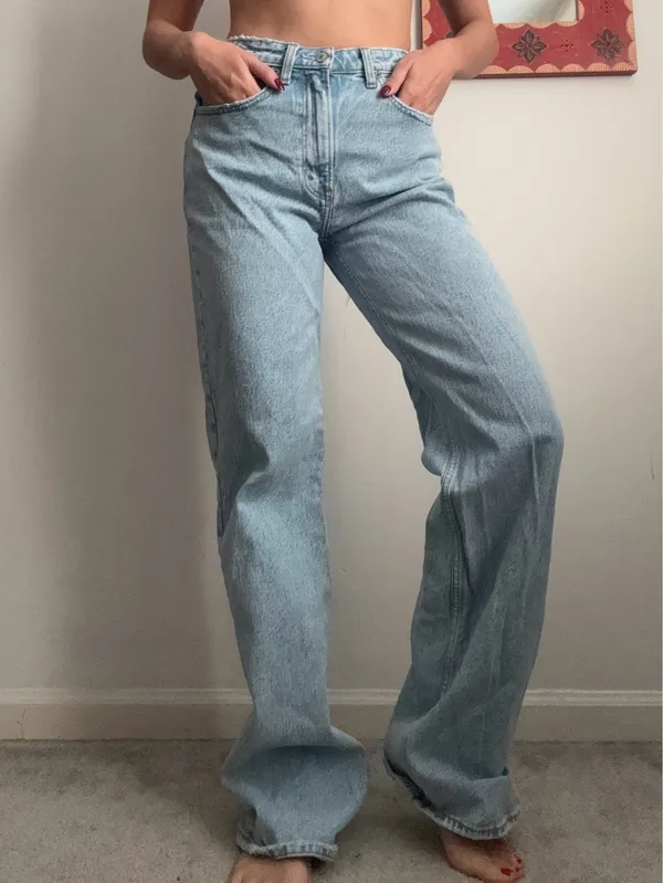 Abercrombie 90’s relaxed high rise curve love light wash denim jeans 2 /26 long - Image 2