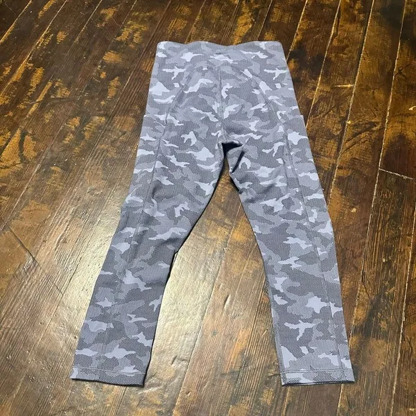 Athleta S ultimate stash pocket texture camo capri leggings - Image 2