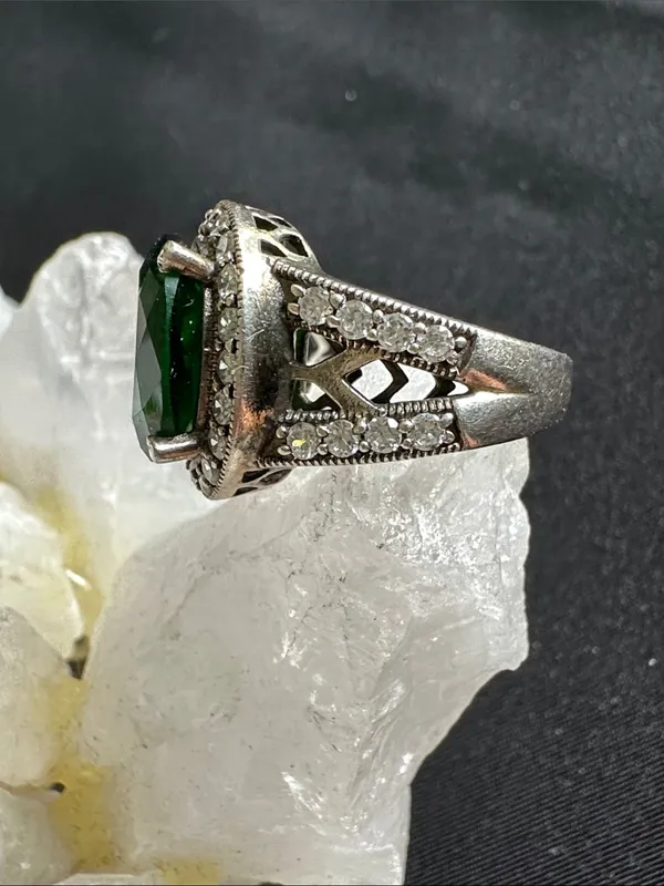 Sterling & glass EUC ring. Green oval glass stone w/ CZ halo set in 925 silver - Image 4