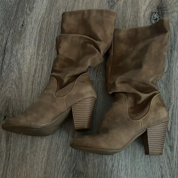 Francesca’s Tan Slouchy Heeled Boots Size 6 Medium - Image 6