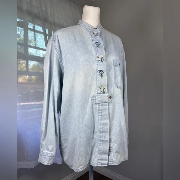 Vintage ‘80s Carry Back Light Wash Denim Embroidered Relaxed Fit Shirt - Image 5