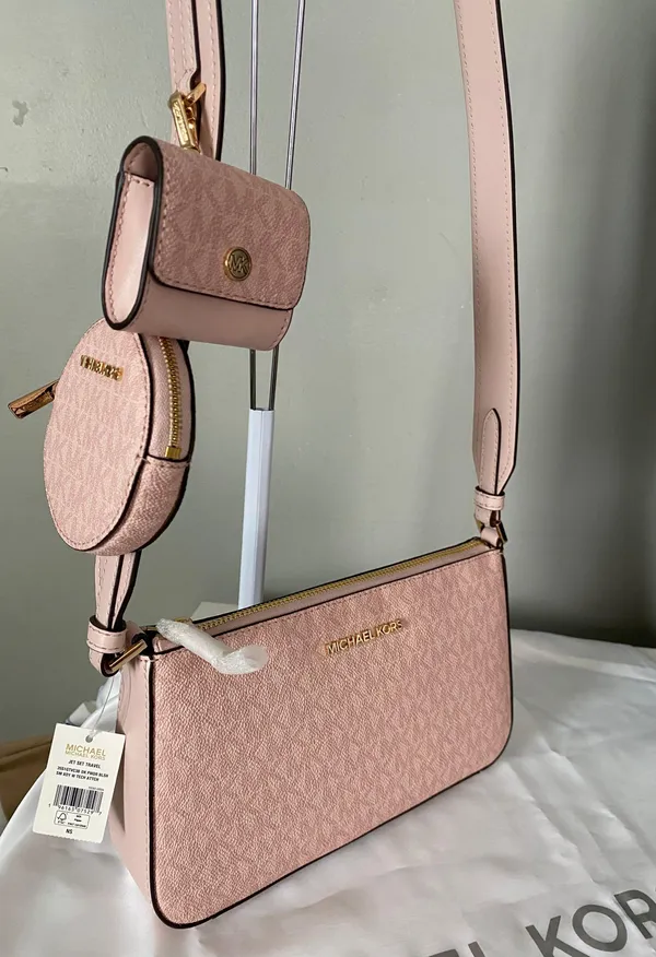 Michael Kors Crosssbody With Removable Accesories - Image 3