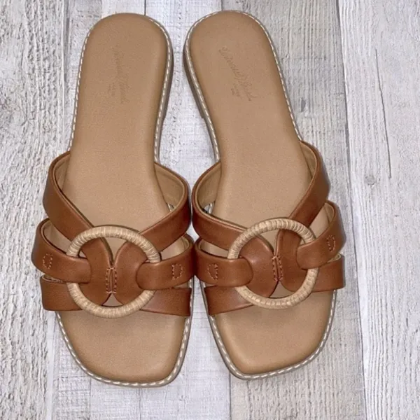Universal Threads slide on sandals size 6 - Image 4
