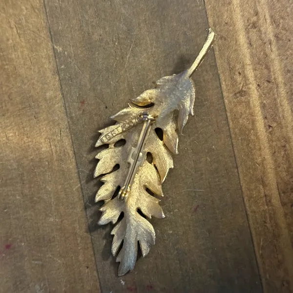 Vintage Coro 1961 golden leaf brooch - Image 4