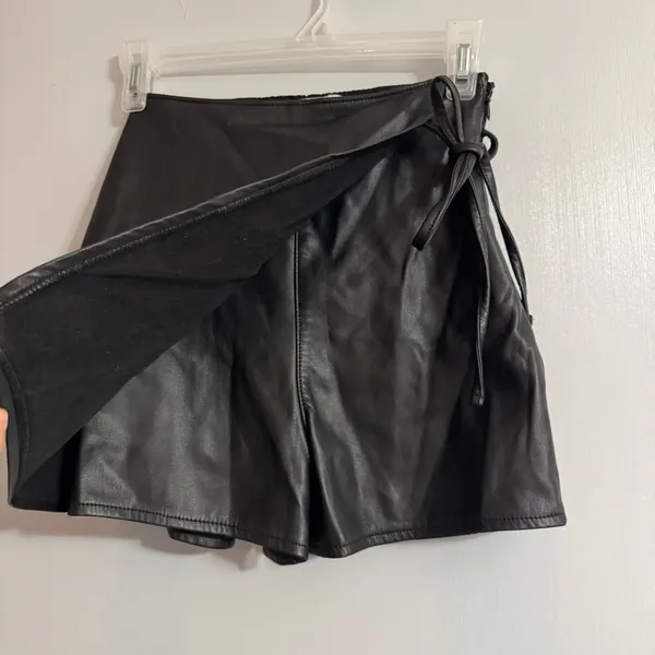Abercrombie & Fitch Black Faux Leather Mini Skort Skirt Size‎ XXS - Image 5