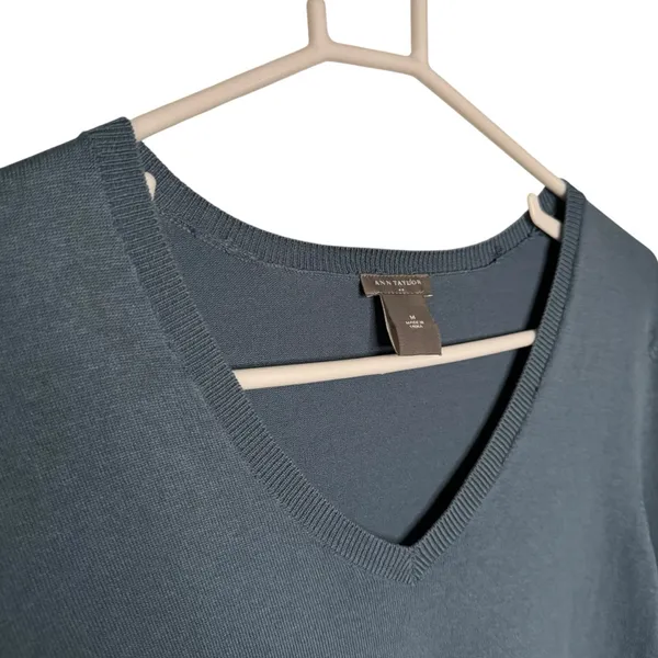 Ann Taylor Blue V-Neck Lightweight Silk Blend Sweater Size M - Image 5
