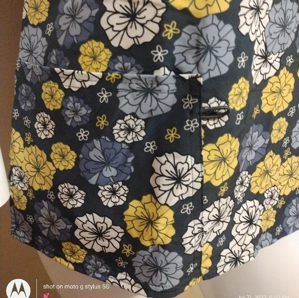 JDS Uniforms‎ Blue Floral Nurse Top - Image 3