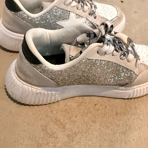 Source Unknown Sparkling White and Gray Sneakers - Image 4