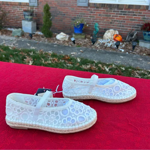 Universal Threads Women's Celia Floral Lace Mary Jane Espadrille Flat by size 6.5 - Image 3