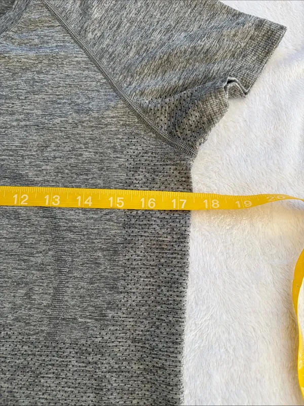 Lululemon size 10 Heather Gray swiftly tech tee short sleeve athletic gym preppy - Image 5