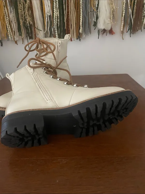 Cream Lace-Up Lug Sole Women’s Ankle Boots size 7 like new - Image 4