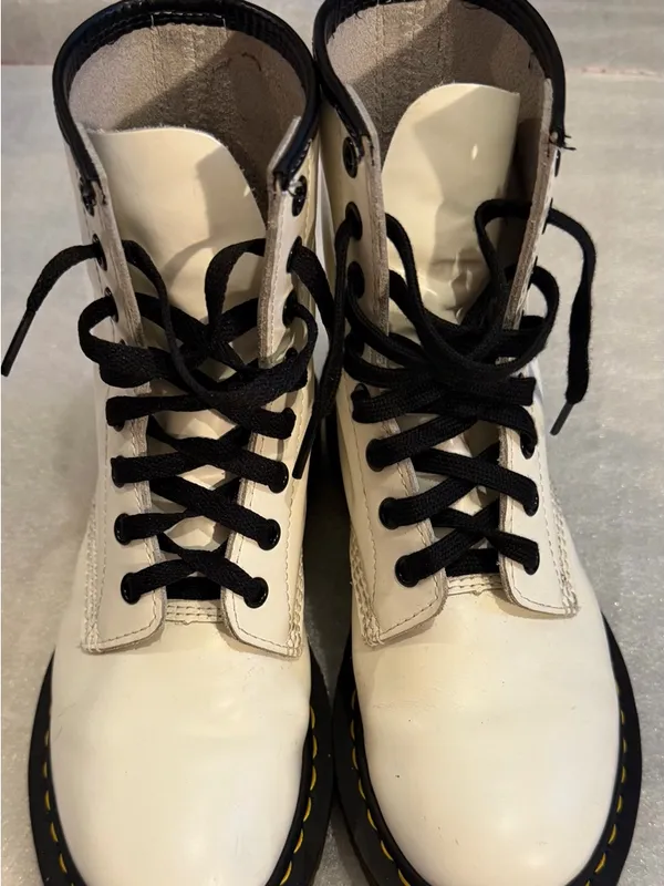 Dr. Martens Cream and Black Lace-Up Boot Interior - Image 2