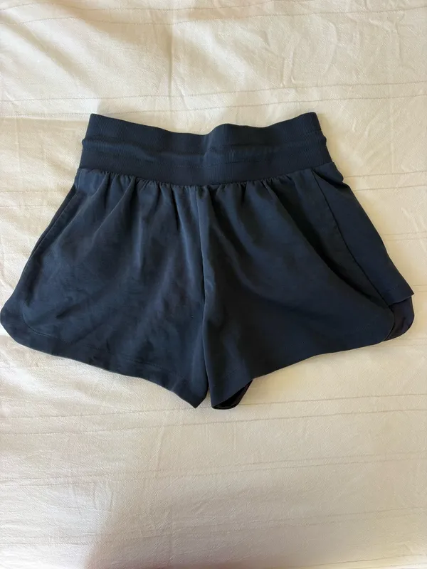 Old Navy Women’s Relaxed Dynamic Fleece Short - Image 2