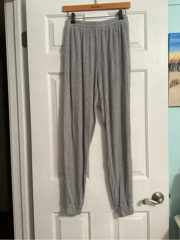 Alo Yoga Whisper Joggers in Gray - Image 2