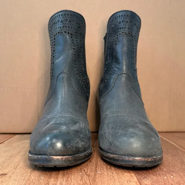 ARIAT | Women's Size 6.5 | Versant Black Leather Stacked Heel Ankle Boots - Image 9