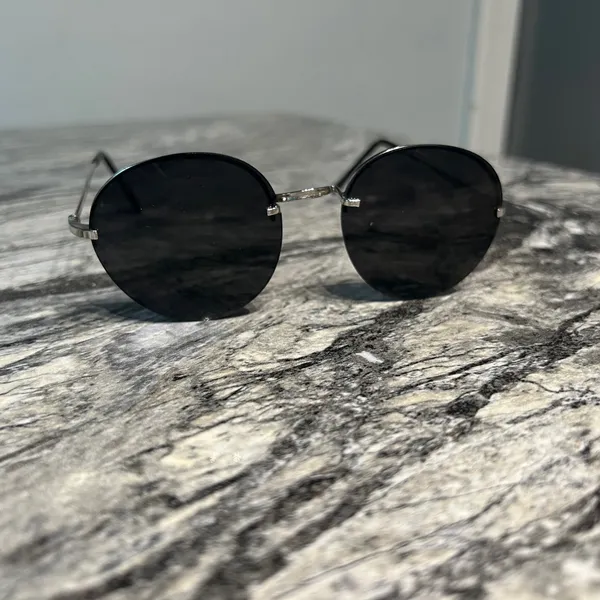 Stylish Round Black Sunglasses - Image 2