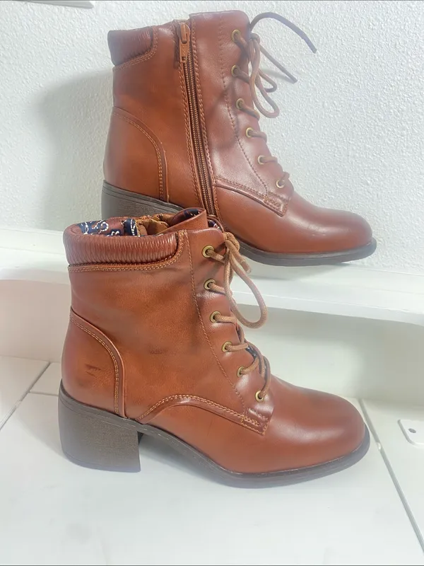 BareTraps Cognac Lace-Up Ankle Boot Size 9.5 - Image 4
