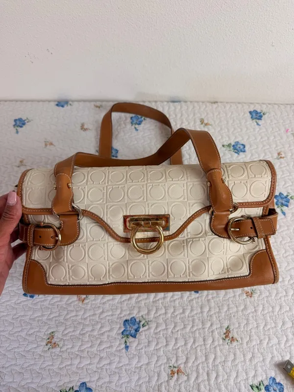 Salvatore Ferragamo VTG Gancini 2-Tone Leather Embossed Gold Hardwear Bag - Image 3