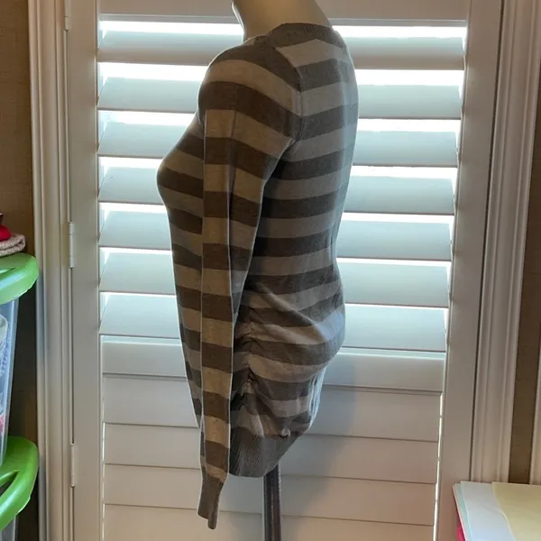 Elegant Striped Scoop Neck Sweater Gray Size XS - Image 5