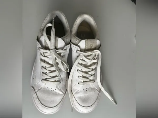 On The Roger Centre Court Tennis Sneaker‎ Women’s Sz 8 - Image 2