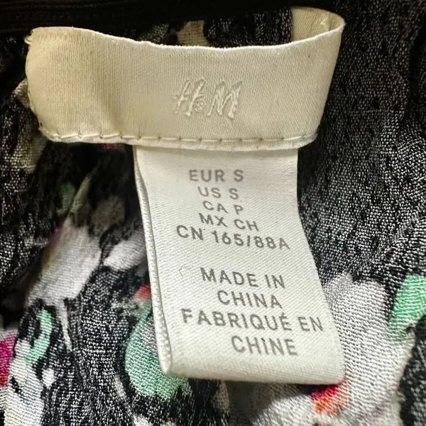 H & M black floral puff sleeve short sleeved top - Image 6