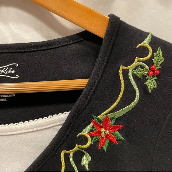 Adorable 90’s-y2k black white collar embroidered holiday bling trim top - Image 3