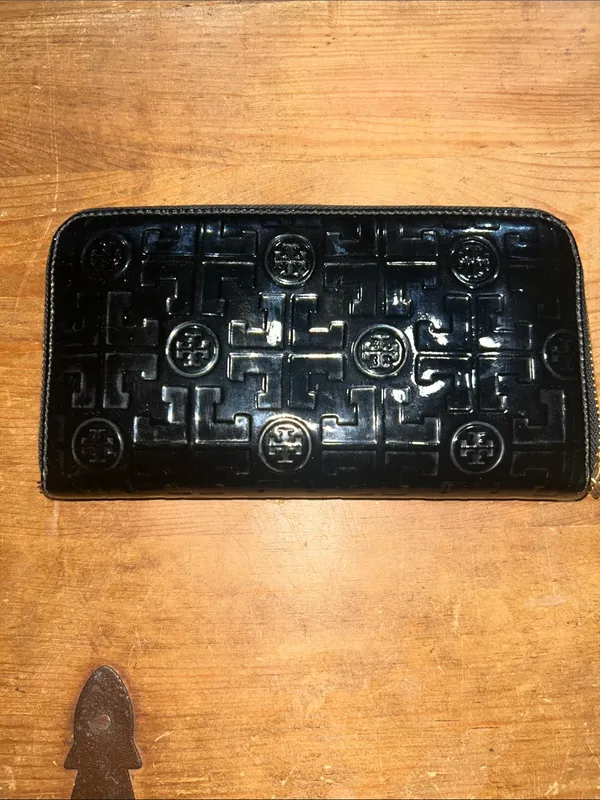 Tory Burch Black Patent Leather Embossed Logo Zip Around Continental Wallet - Image 2
