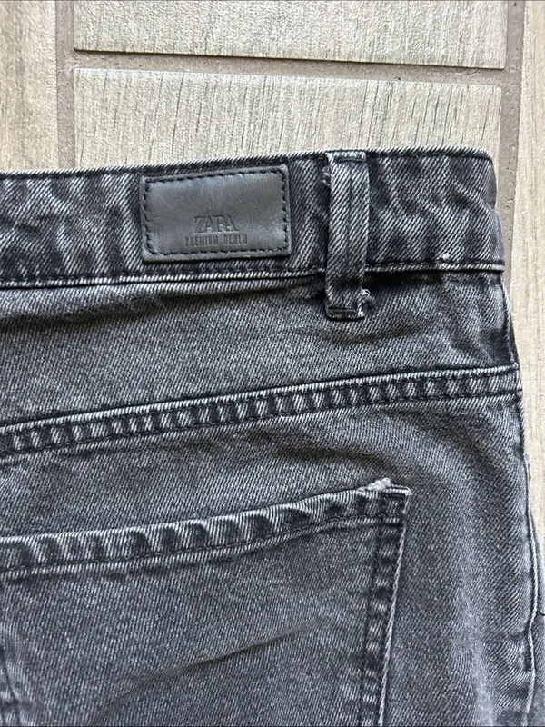 Zara Women's Relaxed Black Straight Jeans - Image 4