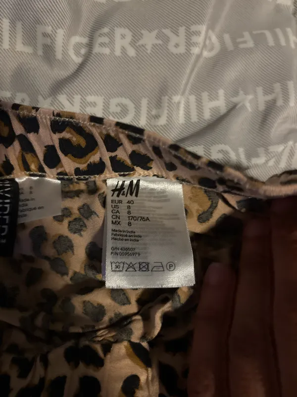 Women size 8 leopard shorts - Image 2
