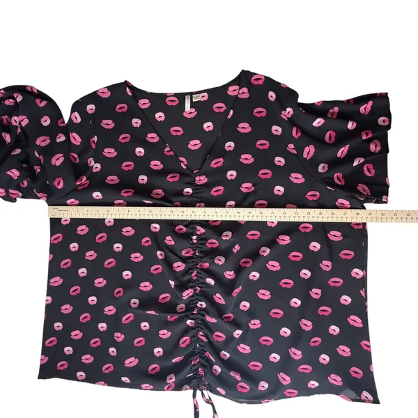 Cato Black‎ Pink Lip Print Blouse Size 26/28W Ruched Lightweight Valentines Cute - Image 9