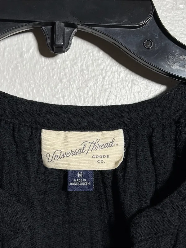 Universal Thread Women‎ Minimalist Black Short Sleeve Split-Neck Blouse size M - Image 4