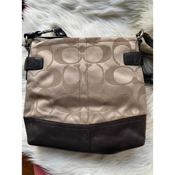 Stylish Coach Shoulder Bag with Chain Detail - Image 5