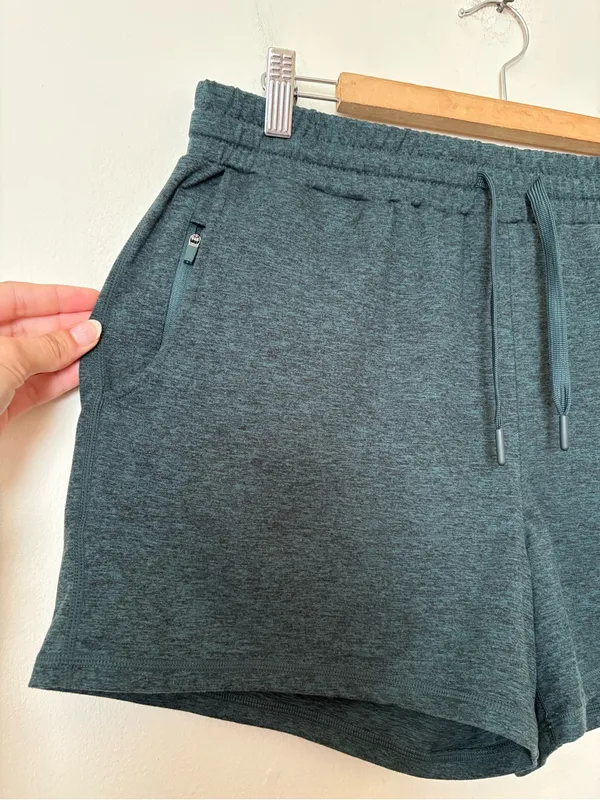 QUINCE Flowknit Mid-Rise Active Shorts Heather Green Sz Medium - Image 7