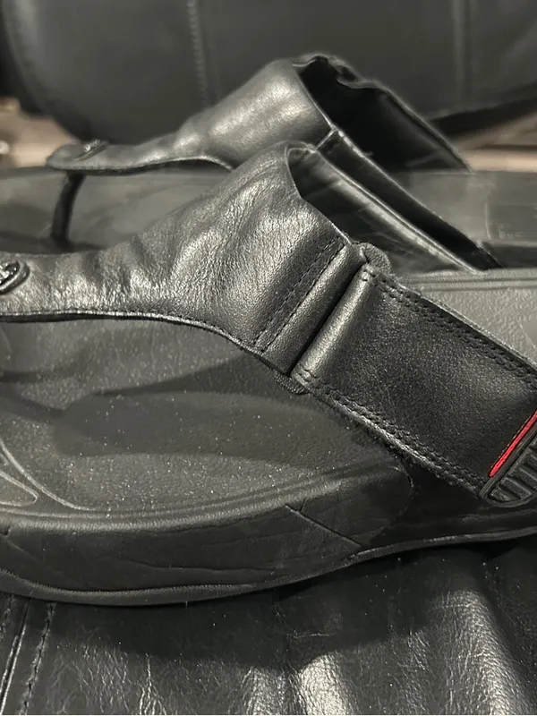 FitFlop women’s  Black Leather Toe-Post Sandals - Image 3