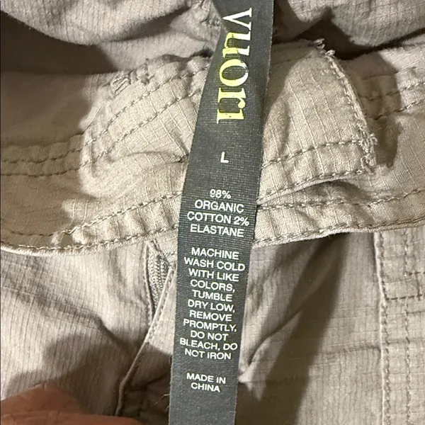 Vuori Women's Taupe Cargo Shorts Large - Image 3