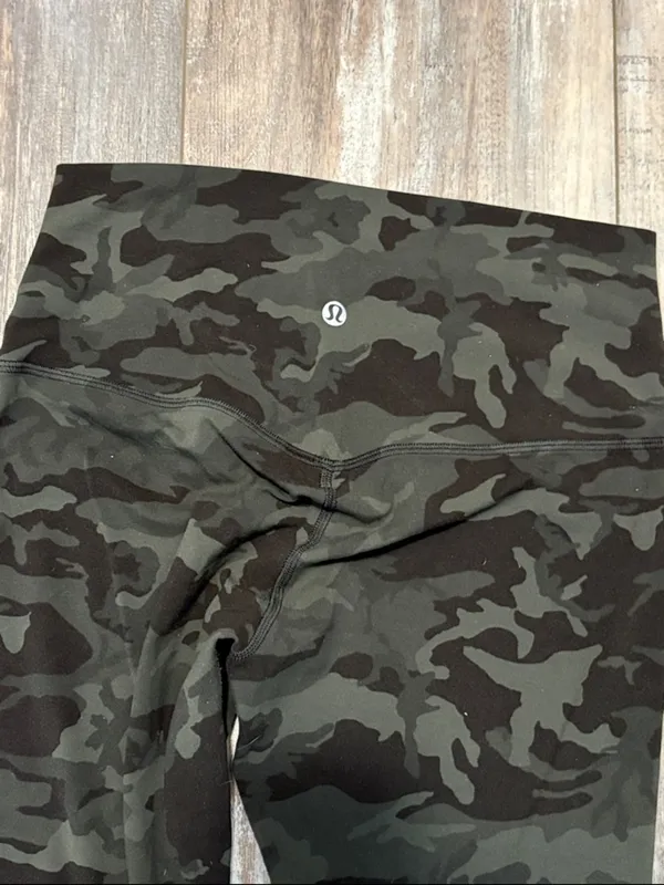 Lululemon Camo Capri Leggings size 8 - Image 3