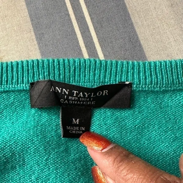 Ann Taylor classic green quiet luxury cashmere crewneck sweater Size Medium - Image 4