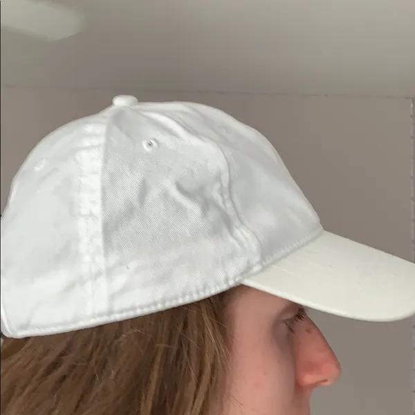 White cap - Image 5