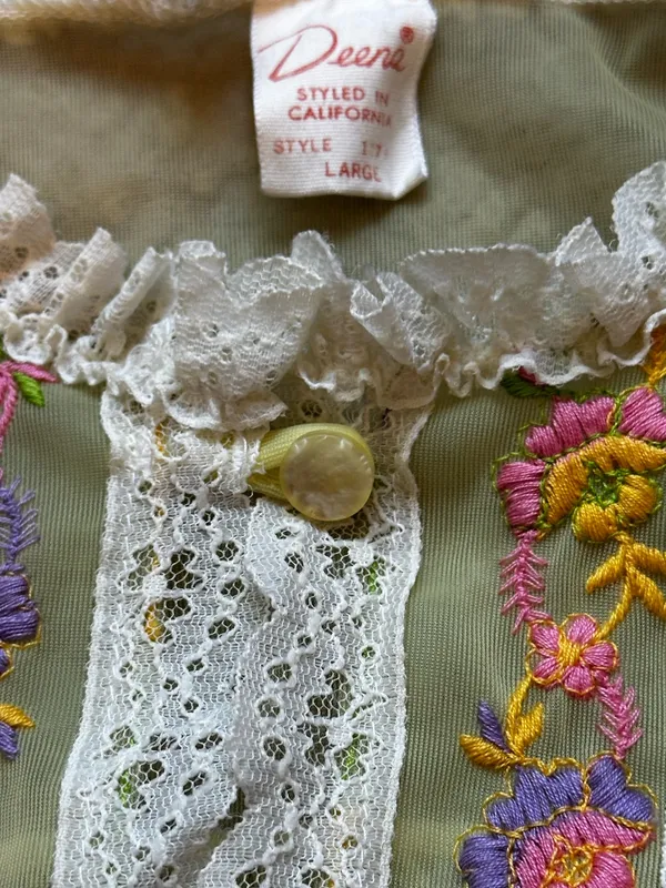 Vintage Peignoir Lace Ruffle Trim Embroidered Floral Robe Cottagecore Feminine - Image 4