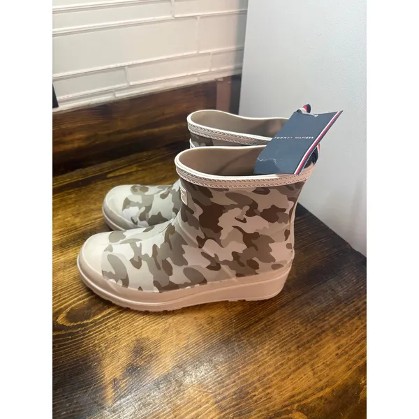Tommy Hilfiger gray camo short rain boots size 6 - Image 2