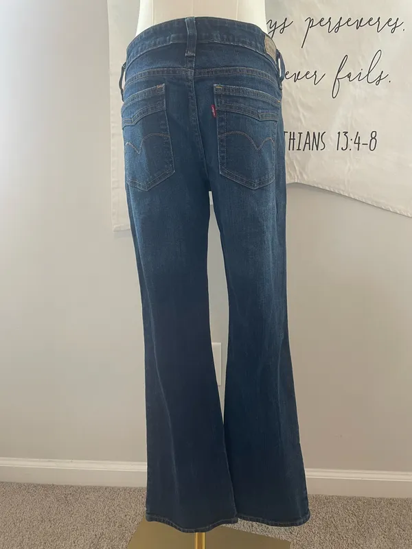 Levi 525 Low Bootcut Women’s Jeans Size 6 - Image 2