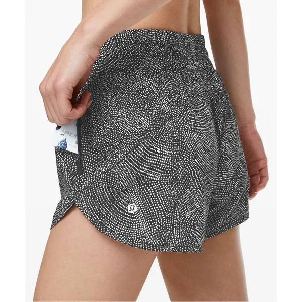 ✨Lululemon Tracker Sz 8 Short V *4"✨ - Image 4