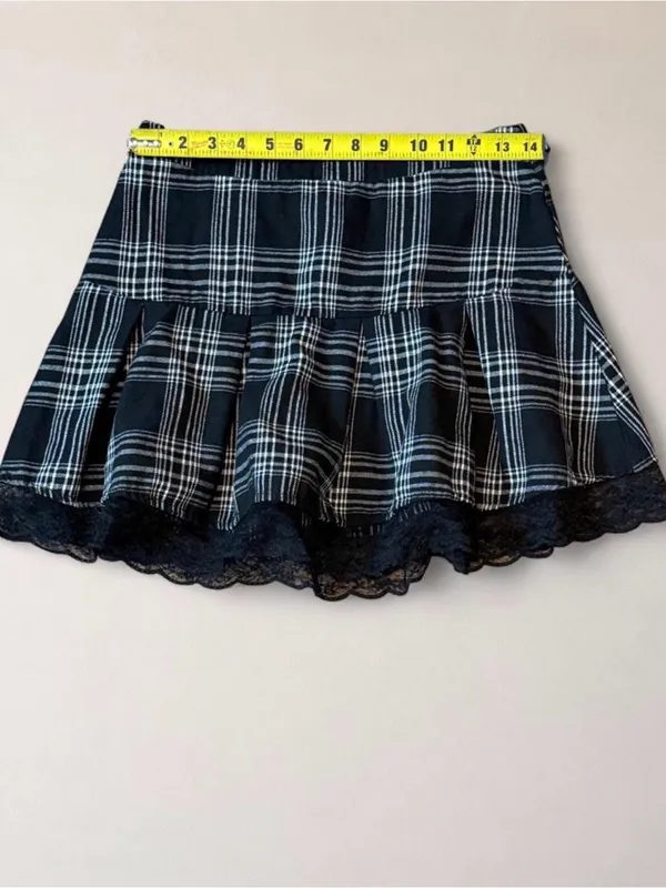 ROMWE Black Plaid Ruffle Mini Skirt with Lace Trim - Image 5