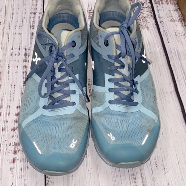 On Cloud blue running shoes size 9 1/2 - Image 3
