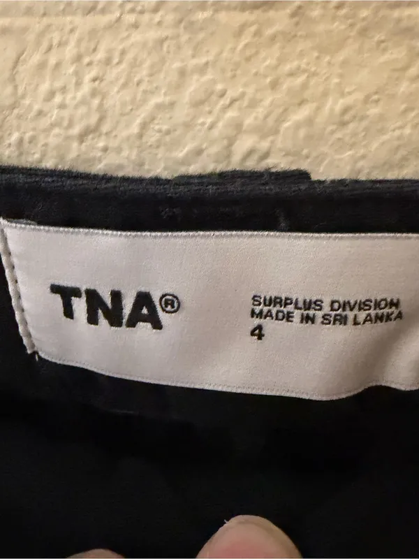 TNA from ARITZIA‎ Cargo Supply Mid-Thigh Shorts In Black Size 4 - Image 5