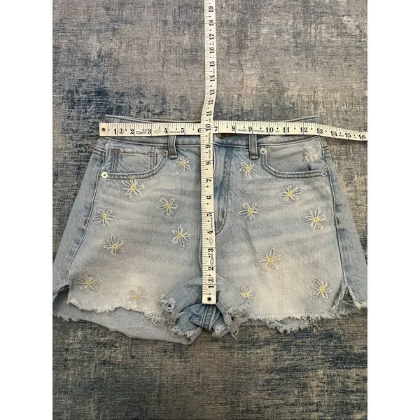 American Eagle Distressed Light Wash Daisy Embroidered Cut Off Mom Shorts Size 0 - Image 6