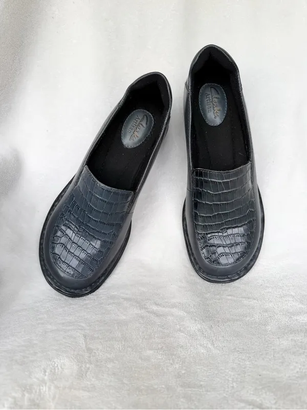 Women’s Clark’s Artisan “Mill Square” Crocodile Navy Blue Slip-On Loafer Size 6W - Image 8