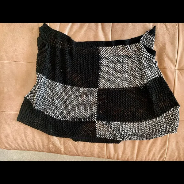 Black and White Square Sweater Size M - Image 3