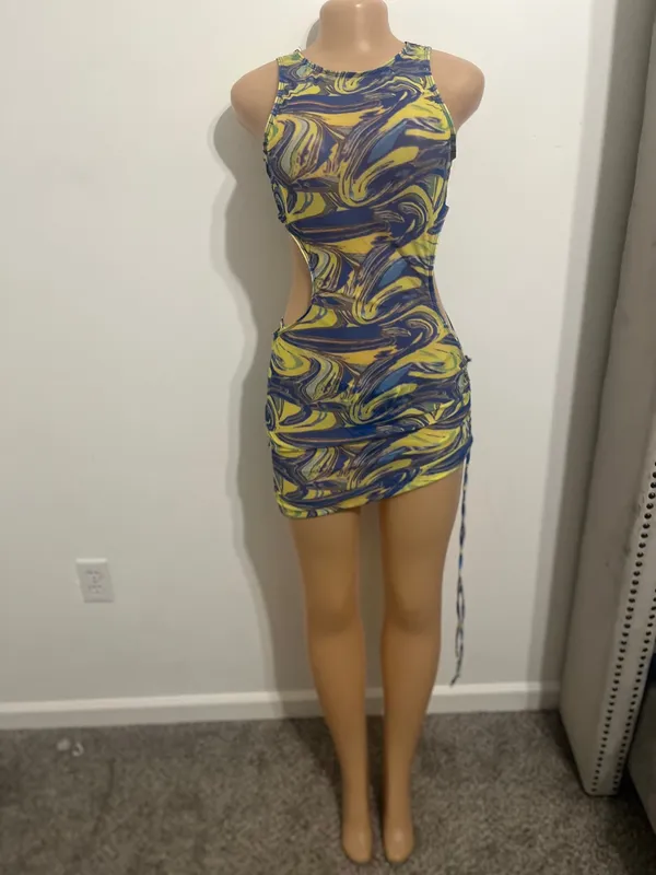 Potpot Eye-catching dress with a swirl pattern. Features bold cutouts and a halter neck design. Perfect for a night out. Two-piece bra and dress no underwear - Image 3