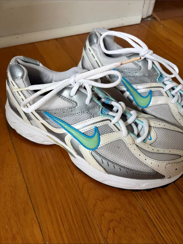 Nike Women's White and Gray Sneakers with Blue Swoosh - Image 3